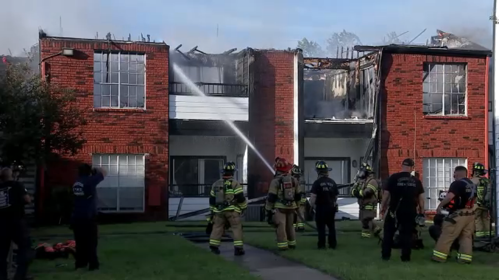 Emergency crews respond to 2-alarm apartment fire in southwest Harris County, Community Volunteer Fire Department says
