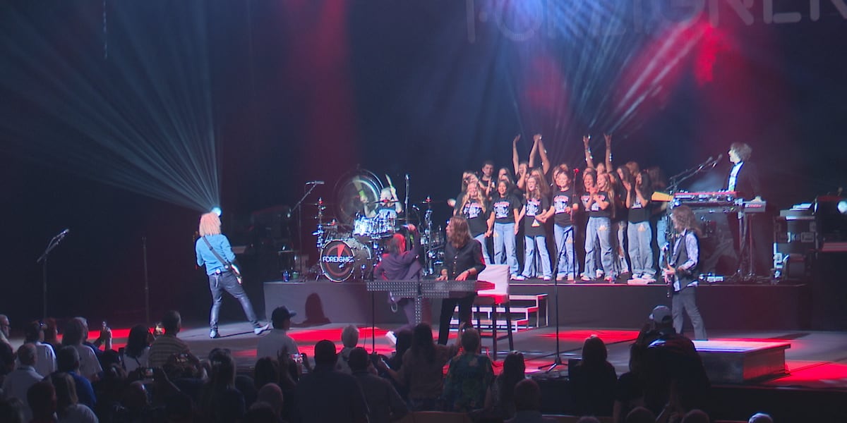 Slaton High School choir joins Foreigner onstage at Buddy Holly Hall