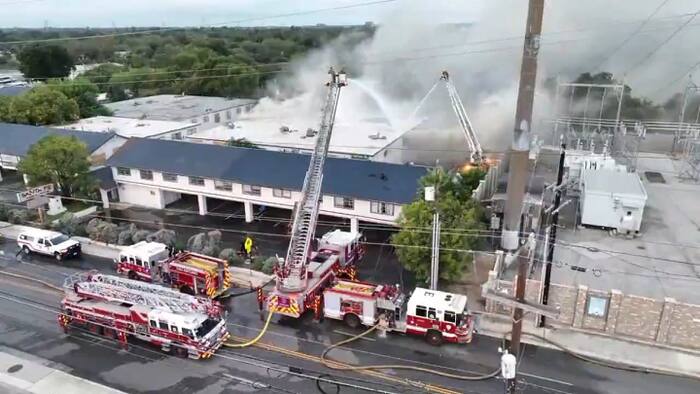 Fire at vacant North Side apartments injures 2 firefighters, closes Blanco Road for hours