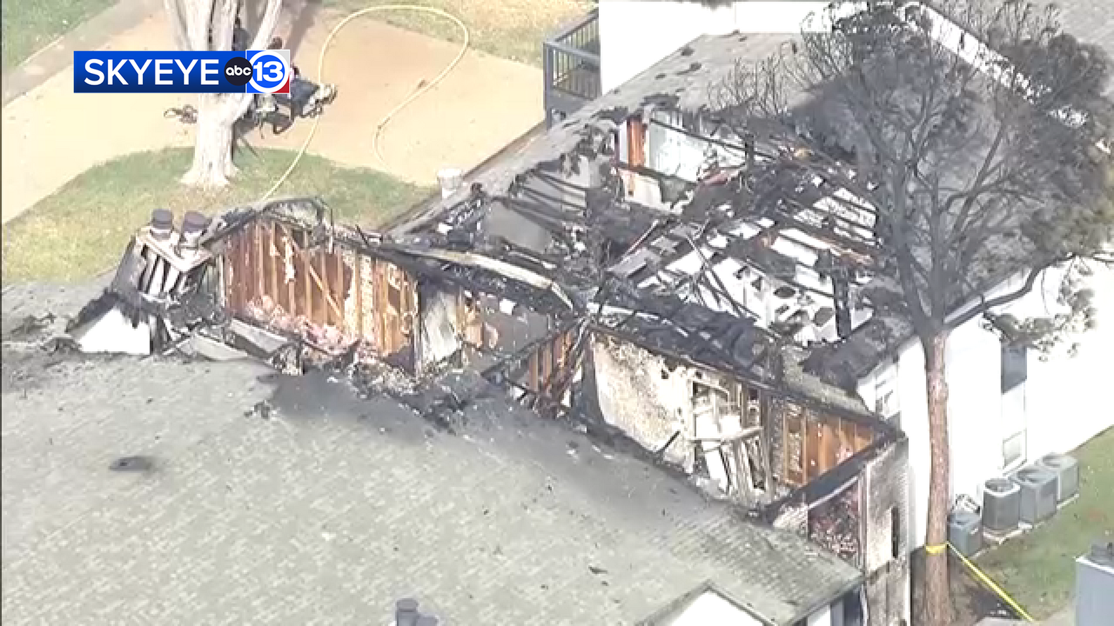 Emergency crews respond to fire in southwest Houston, SkyEye13 shows