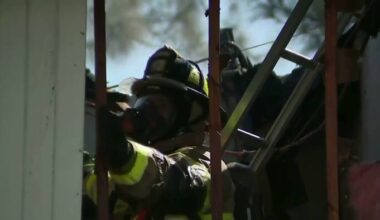Man goes door-to-door helping people escape apartment fire in SW Houston