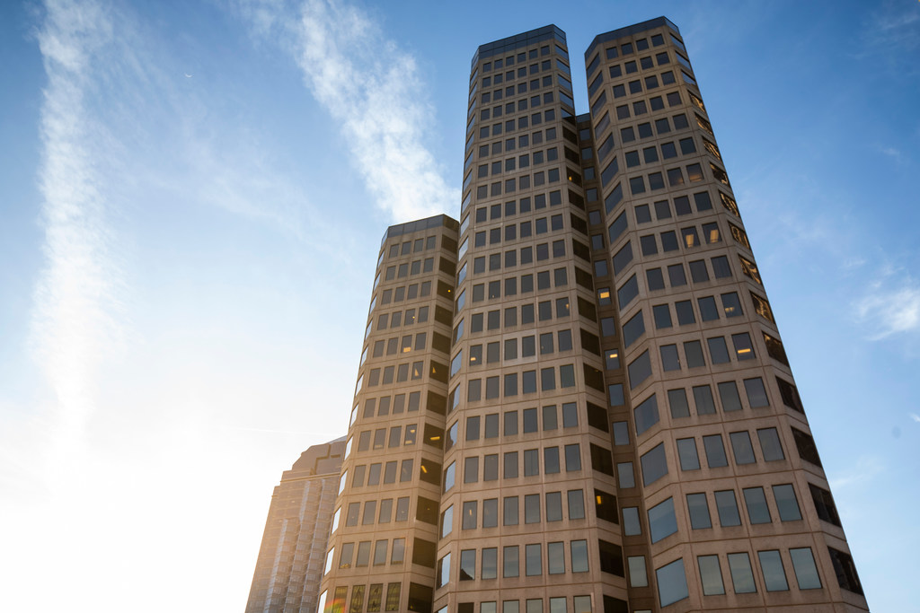 Lender takes downtown tower in foreclosure sale over $78M loan
