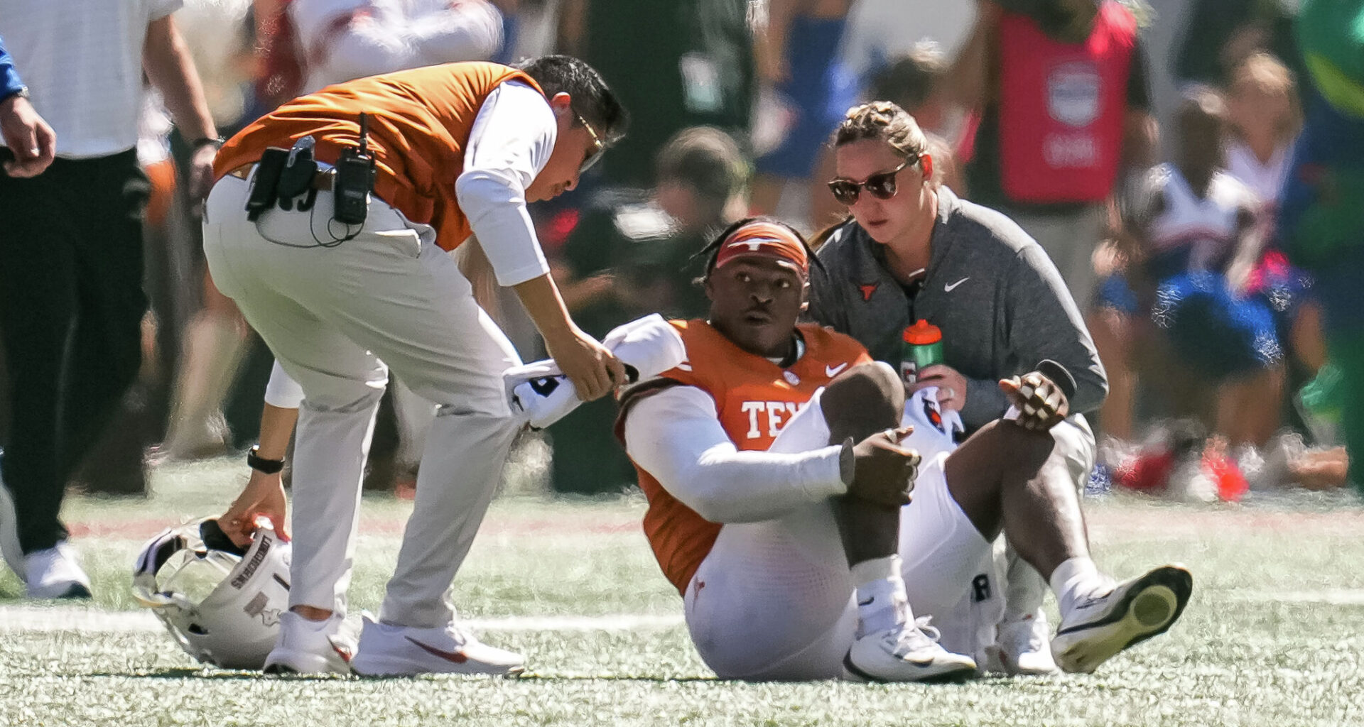 Texas football: Colin Simmons carted off with leg injury vs. Florida