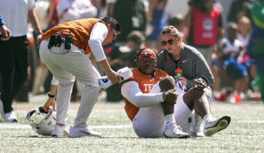 Texas football: Colin Simmons carted off with leg injury vs. Florida