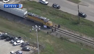 Man killed after getting hit by train in Houston's south side, police department says