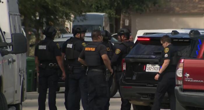 At least one gunshot fired as federal, local law enforcement agencies serve warrant in N. Houston