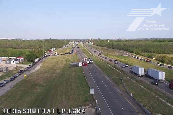 Major wreck shuts down busy San Antonio-area highway