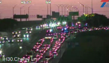 One critically injured after Texas DPS pursuit ends in crash on I-30 in Fort Worth, authorities say
