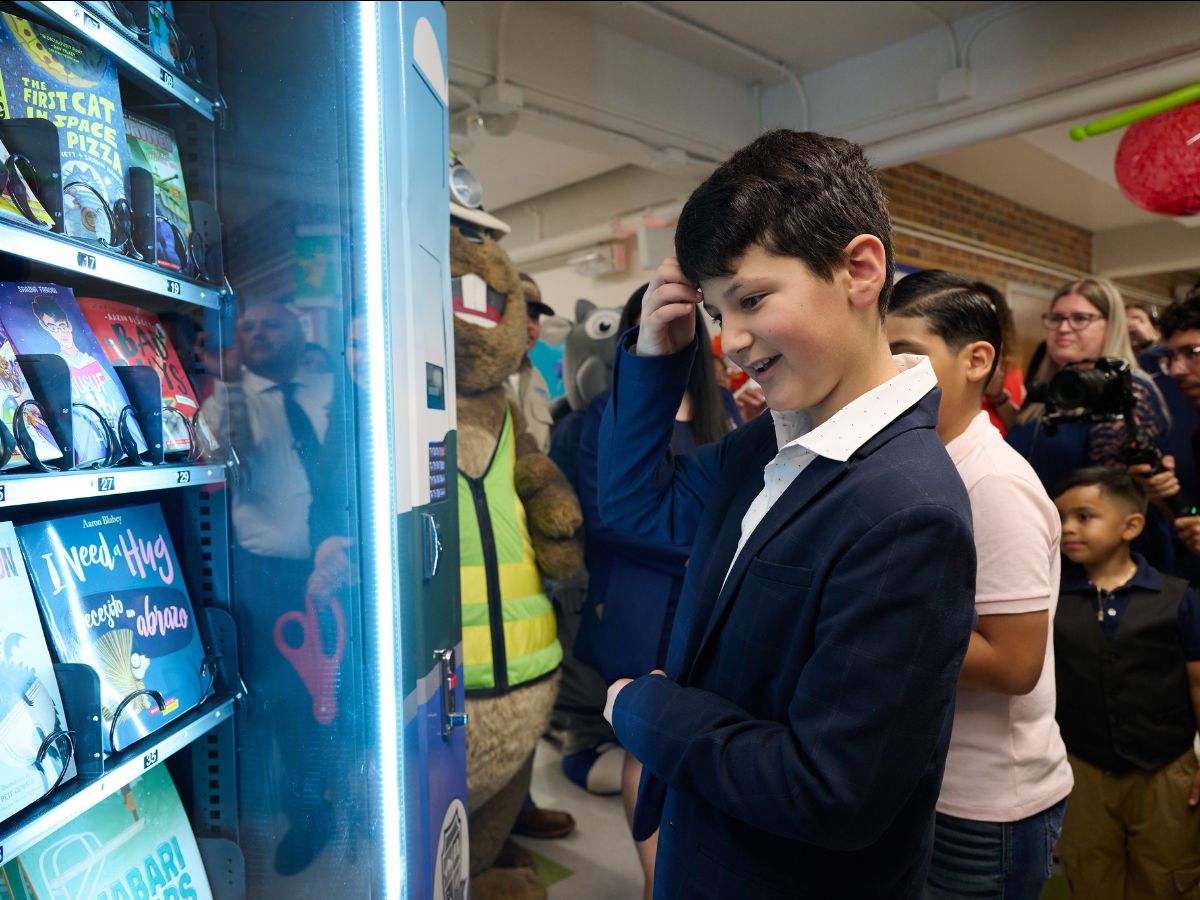 Casa View Elementary School receives book vending machine