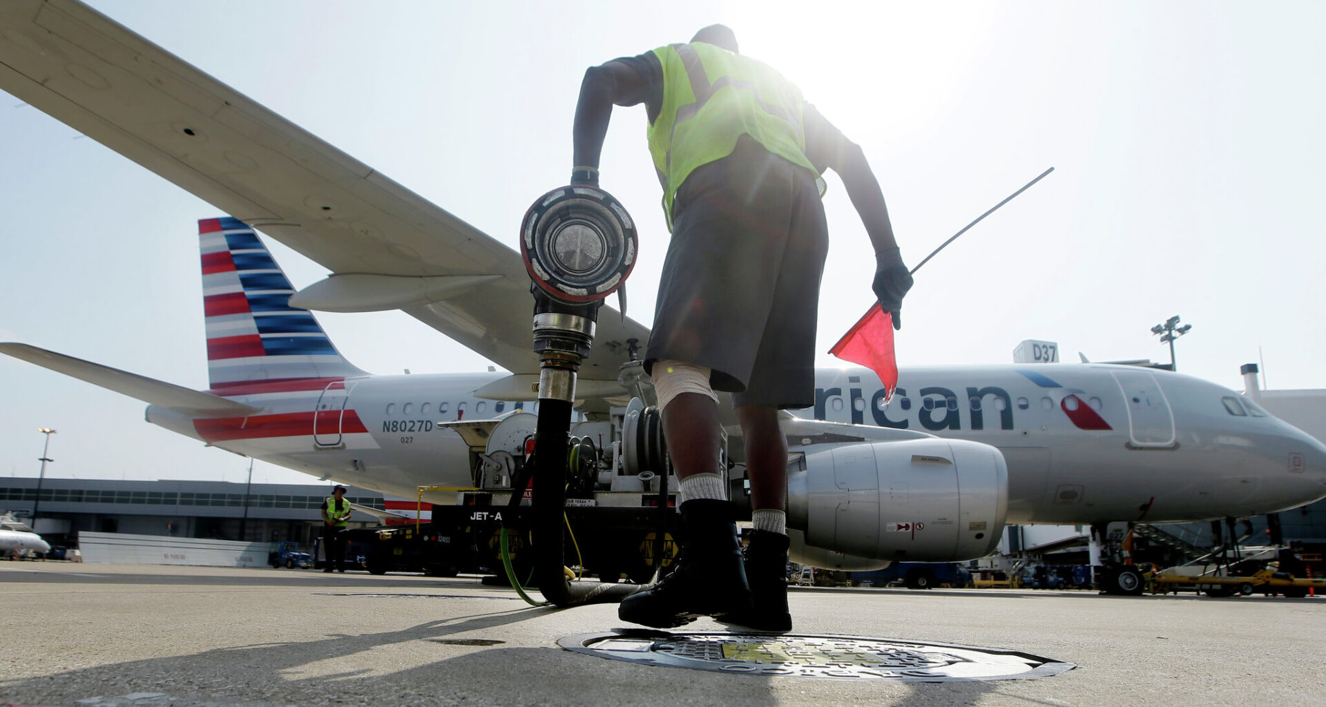 American Airlines posts loss amid push for profit return