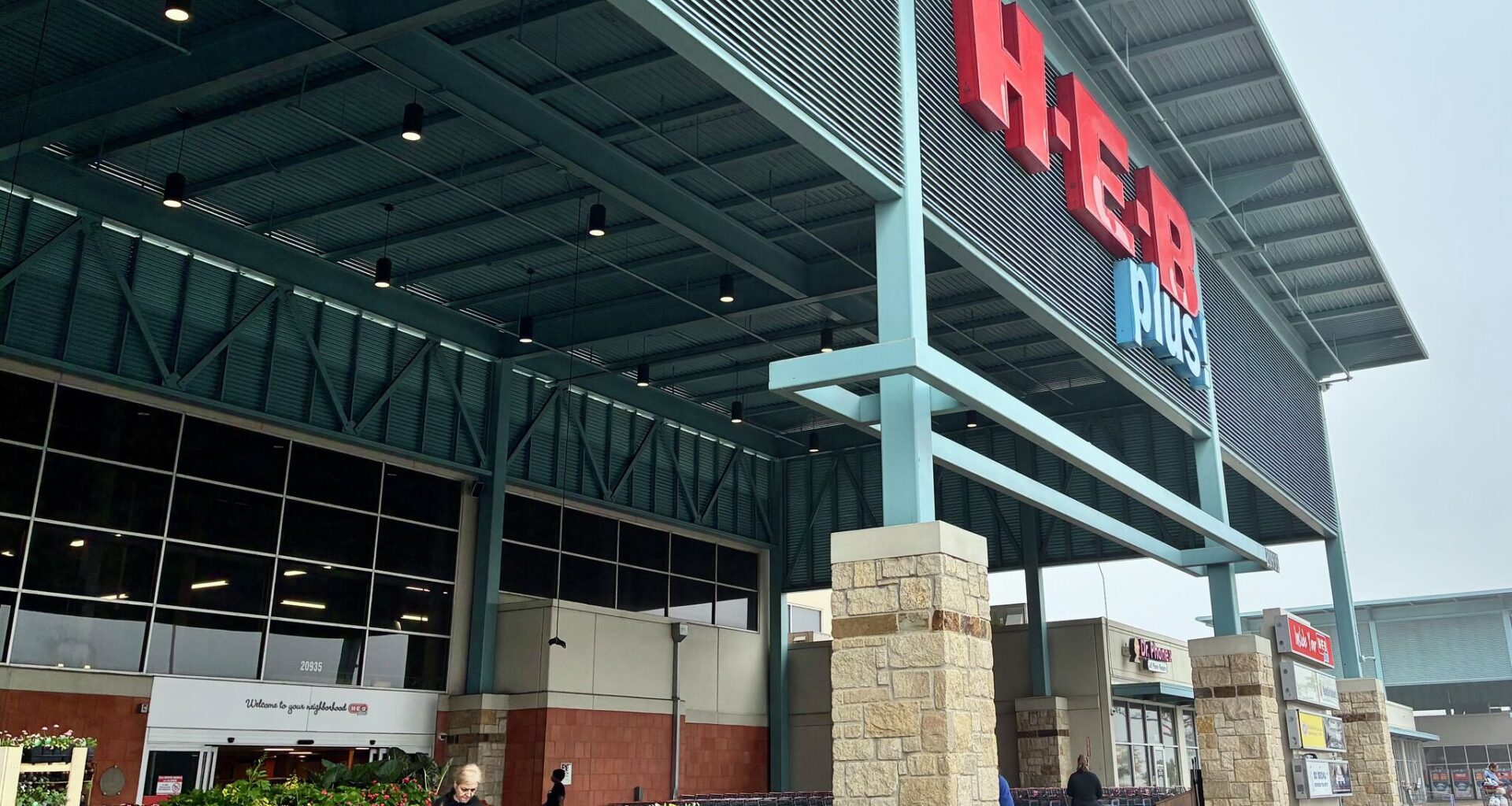 The exterior of the Evans and 281 H-E-B in the Stone Oak area.