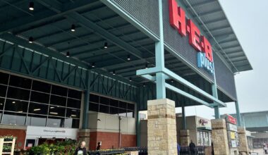 The exterior of the Evans and 281 H-E-B in the Stone Oak area.