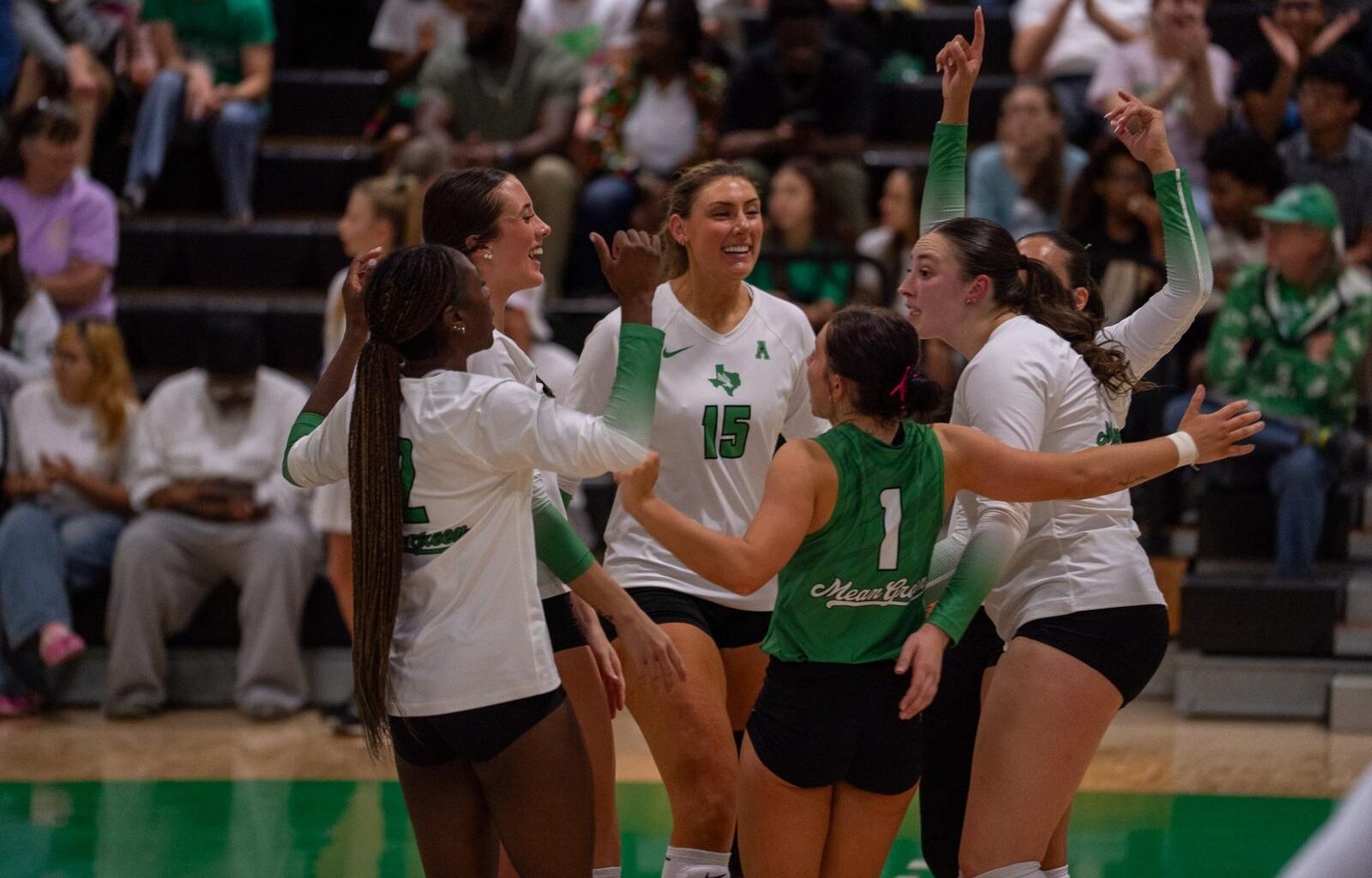 Volleyball Completes Reverse Sweep of UAB