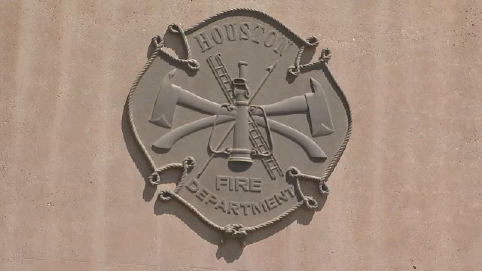 Emergency crews respond to apartment fire in southwest Houston, fire department says