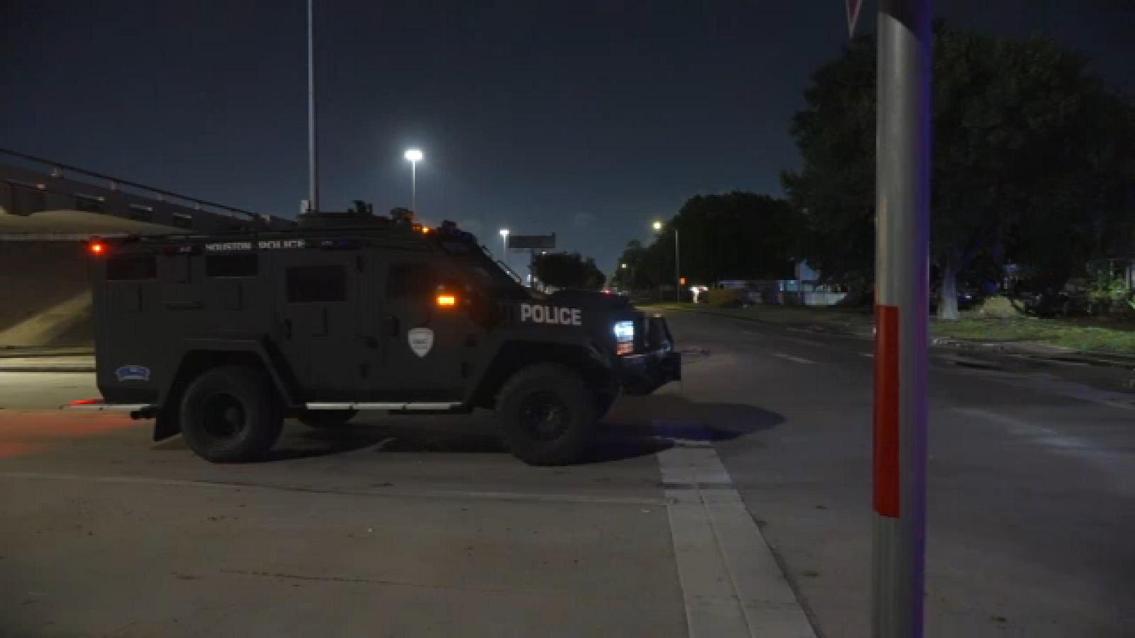 Man hospitalized after shooting in southeast Houston, SWAT responds after suspect refused to leave house, Houston police say