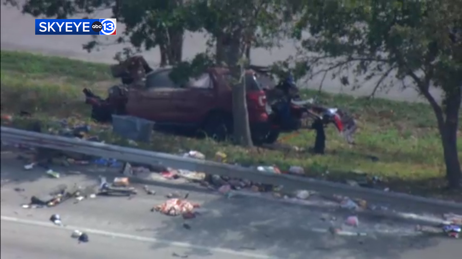 2 killed in multi-vehicle crash on East Freeway at Monmouth; all eastbound lanes closed, Harris County Sheriff's Office says