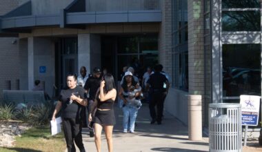 Turnout surges in Tarrant County during first week of early voting for midterms | Election
