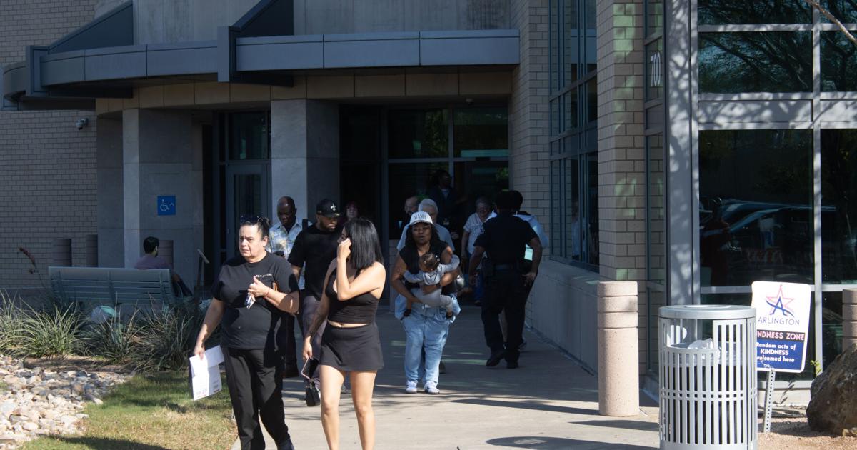 Turnout surges in Tarrant County during first week of early voting for midterms | Election