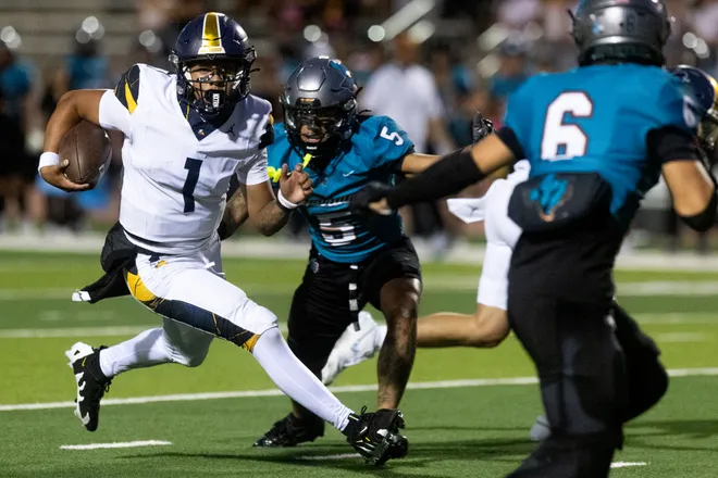 Eastwood’s Kingston Jeffries runs the ball against Pebble Hills during a District 1-6A football game Thursday, Oct. 1, 2026, at SAC 1 in El Paso, Texa