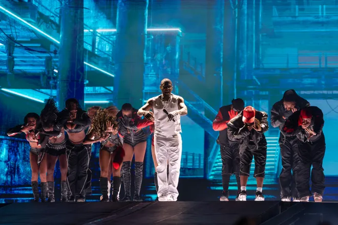 Usher kicks off his performance during "The R & B Tour" at Sun Bowl Stadium on Saturday, Oct. 3, 2026, in El Paso, Texas.