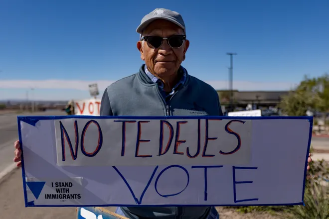 A participant holds a sign reading “No te dejes, vote” along Eastlake Boulevard during a “No Kings” sidewalk protest organized by Indivisible the 915 in El Paso, Texas, on Saturday, Oct. 17, 2026.