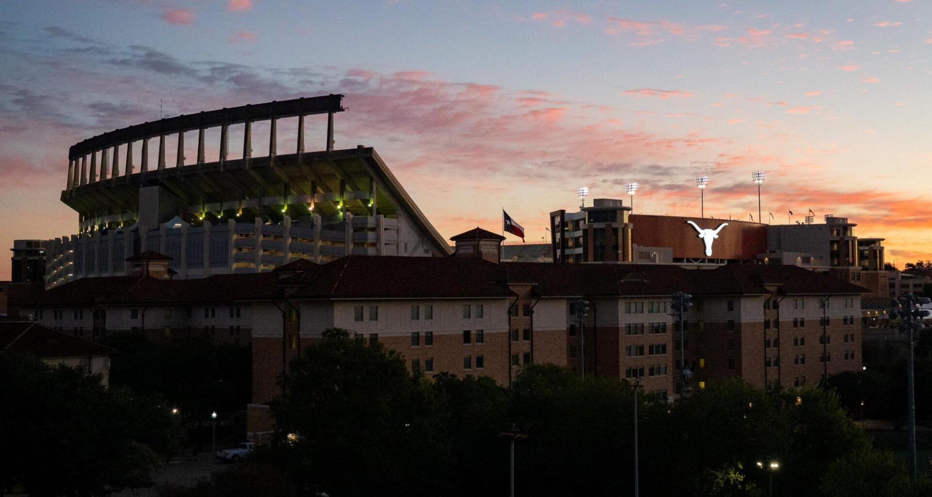 Texas bans a fan who made obscene gesture at Florida players – Orlando Sentinel