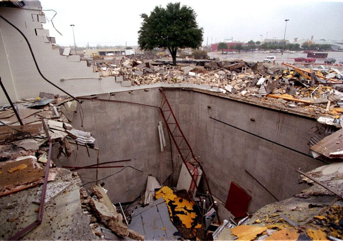 The Ridgmar Mall got a major facelift in the late 1990s – photographed here in December 1997 – costing $70 million. More than 100 new stores and new artwork was added.