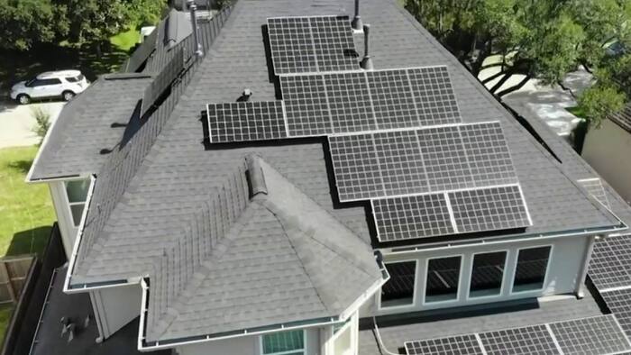 Solar panel promises turn into costly problems for Texas homeowners. Who’s responsible?