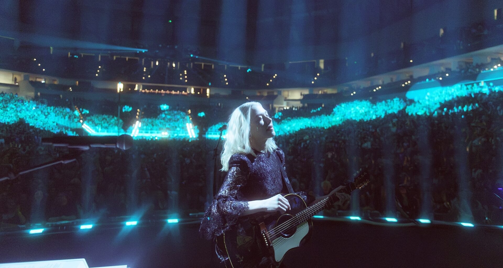 Phoebe Bridgers' no-phones policy amplified show at Dickies Arena