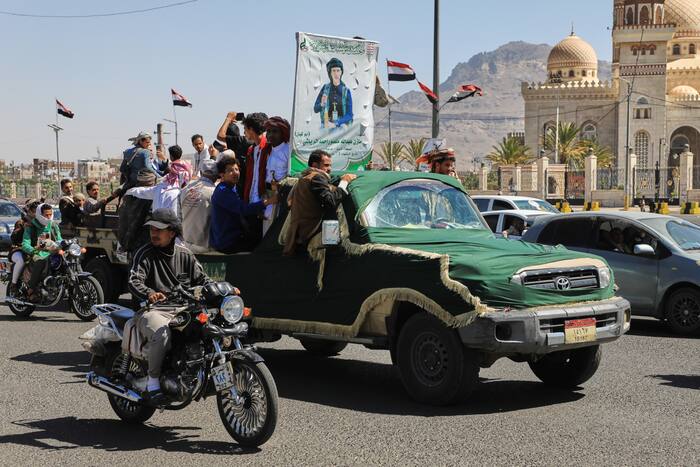 Houthi rebels strike a government military camp in southern Yemen, killing at least 20 fighters