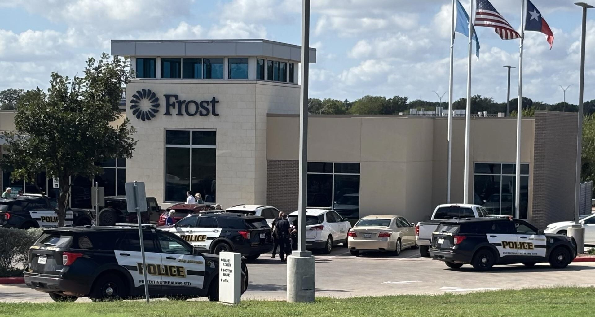 Elderly couple robbed outside Frost Bank in northwest San Antonio, police say suspect(s) at large