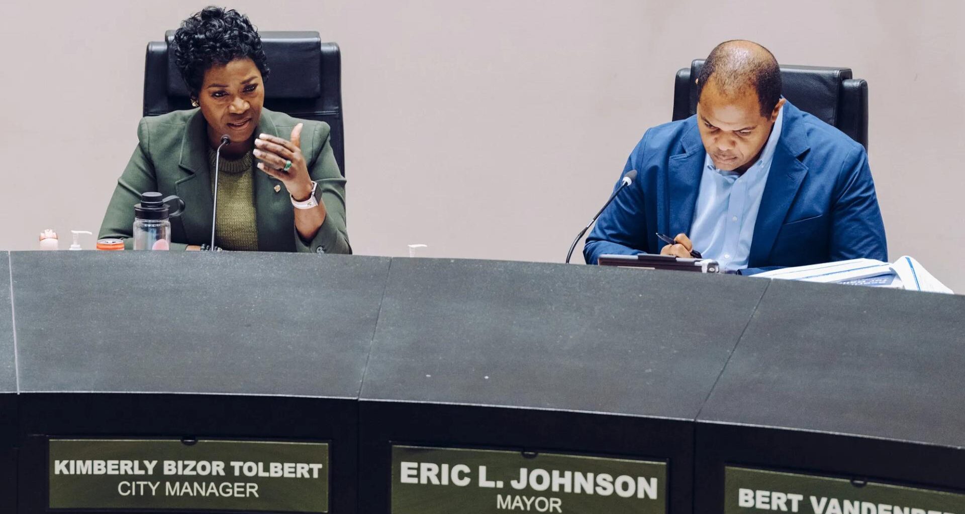 Dallas police and firefighters still have no new contracts. What if talks fail?