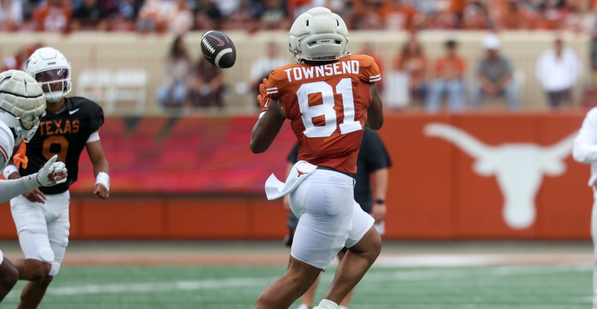 Texas TE Nick Townsend removed from Thursday injury report
