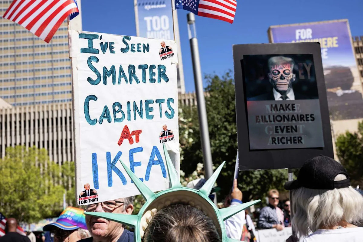 Hundreds gather for No Kings rally in downtown Dallas ahead of early voting