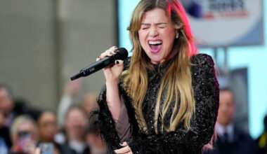 Fort Worth native Kelly Clarkson is in a weird viral feud with a Brooklyn shop
