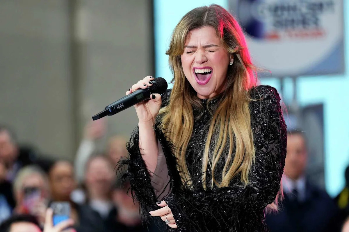Fort Worth native Kelly Clarkson is in a weird viral feud with a Brooklyn shop