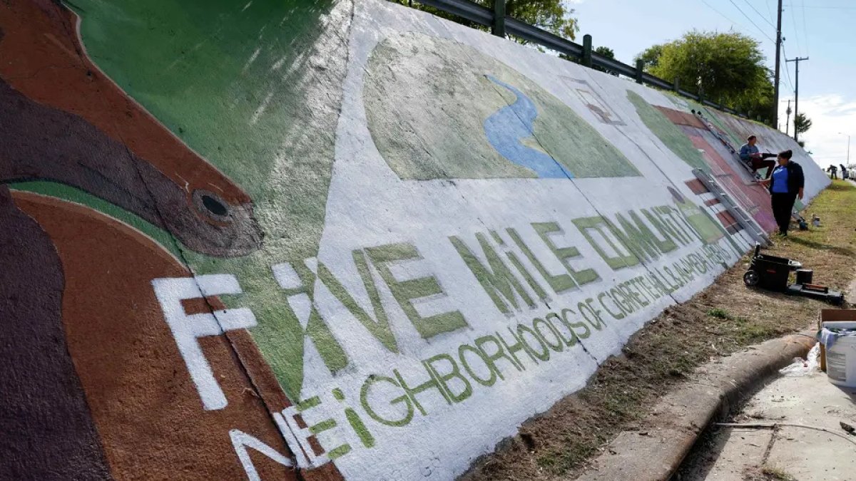 Dallas’ historic Five Mile community brings its fading mural back to life – NBC 5 Dallas-Fort Worth