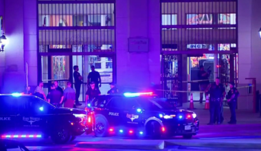 Fort Worth security guard charged with murder after shooting, killing man smashing jewelry kiosk: police