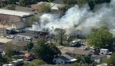 House fire reported in Fort Worth, heavy smoke seen from news chopper