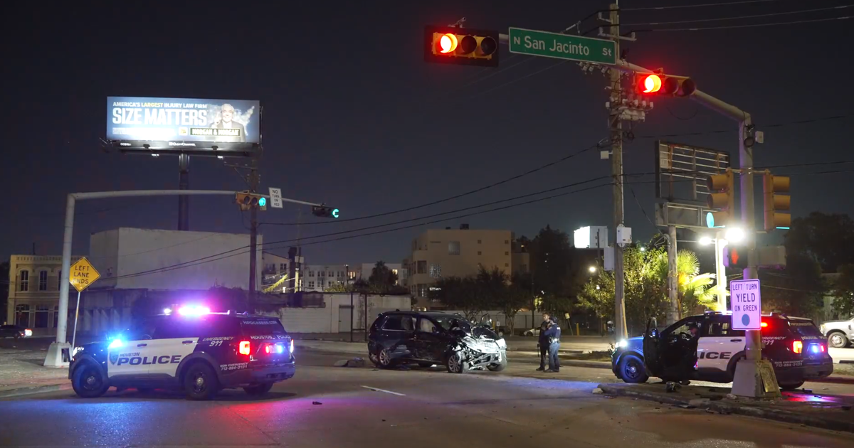 Houston police chase ends in crash downtown near I-10 East Freeway, 3 hospitalized