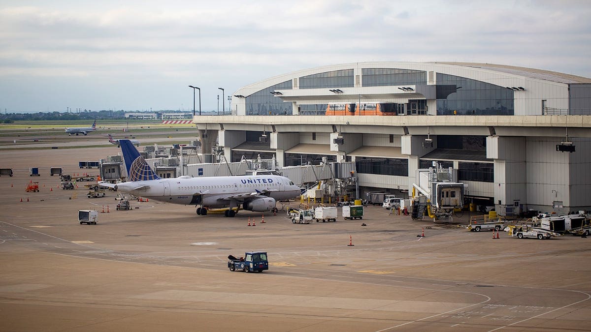 United Airlines Airbus A319-131 aircraft parked at an airport gate.