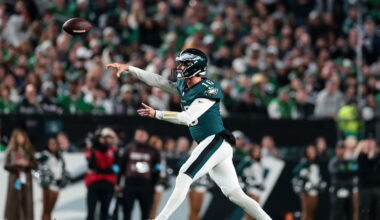 Eagles take advantage of Cowboys' defensive mistakes for 14-10 lead
