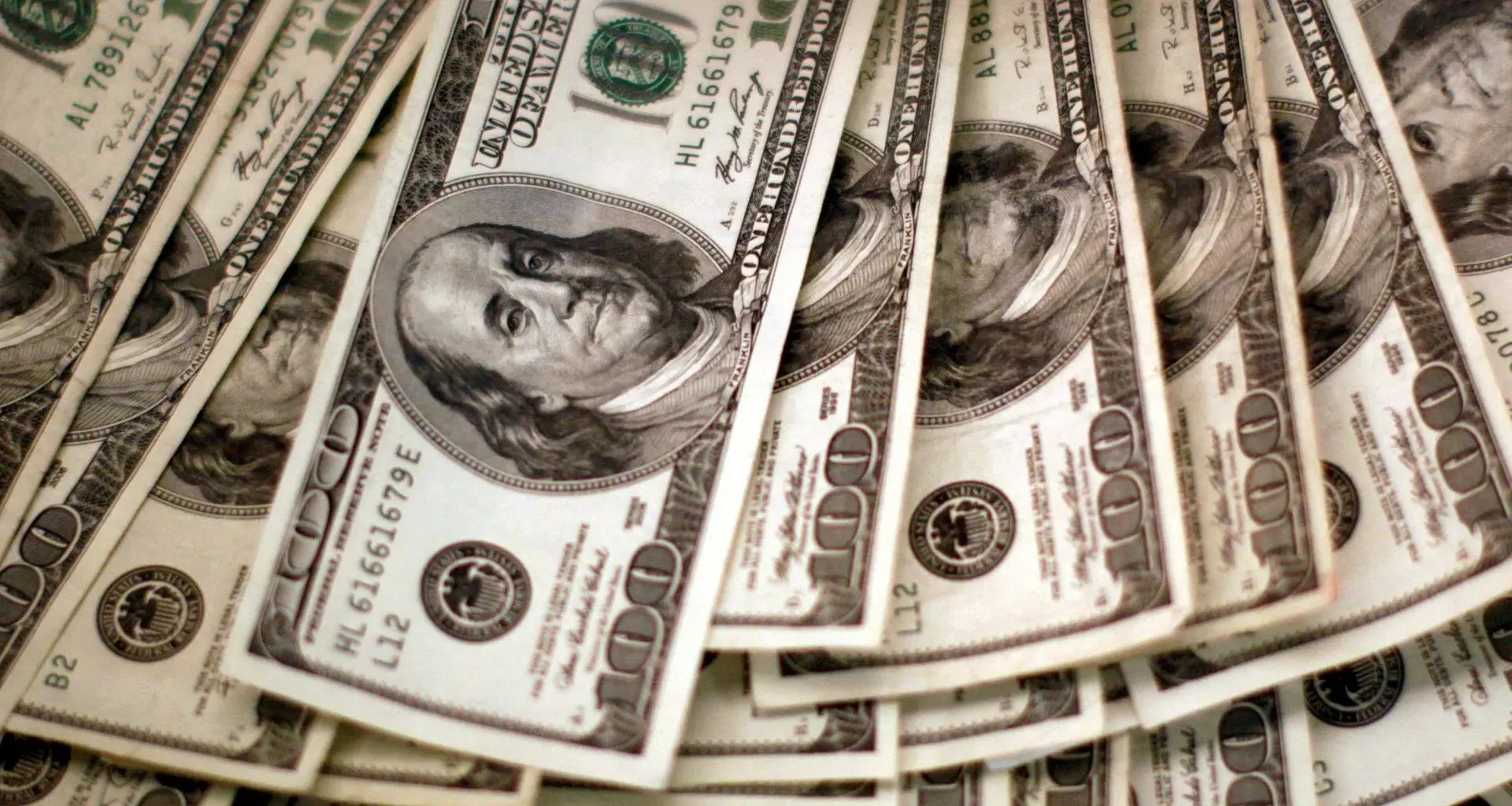 US dollar has best week since February on tariff inflation risks