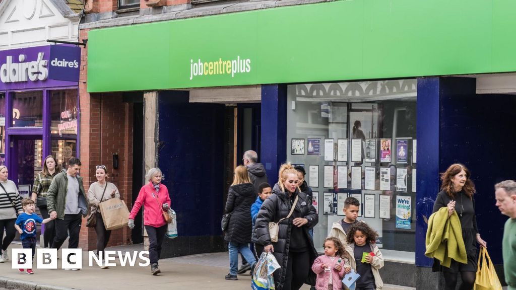 Government jobs support plans 'a mess', DWP officials tell BBC