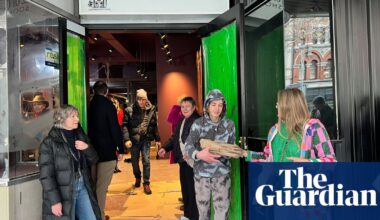 Hundreds form human chain to help Melbourne’s oldest bookshop relocate after more than a century | Melbourne