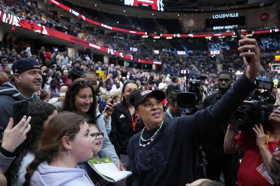 “I Don’t Consider Myself Powerful” – When Dawn Staley Refused the Spotlight Despite South Carolina’s Rise