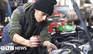 UK jobs market cools as unemployment rate rises