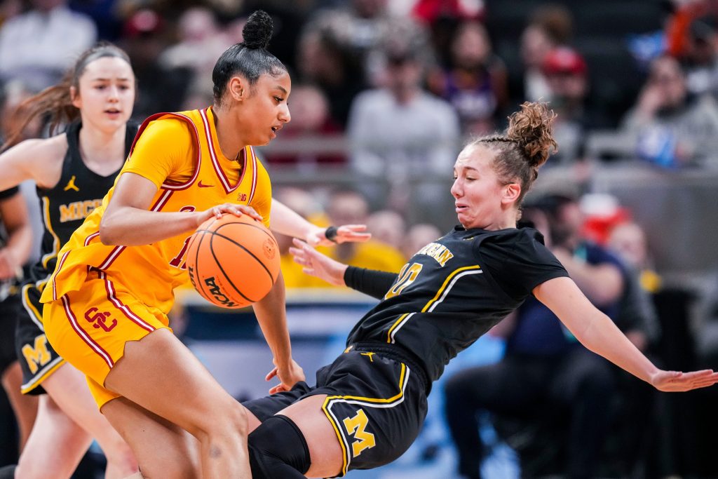 Hoops Fans Boldly Reject Comparisons Between Paige, Azzi, Sarah’s Iconic Trio to USC’s 2026 Roster
