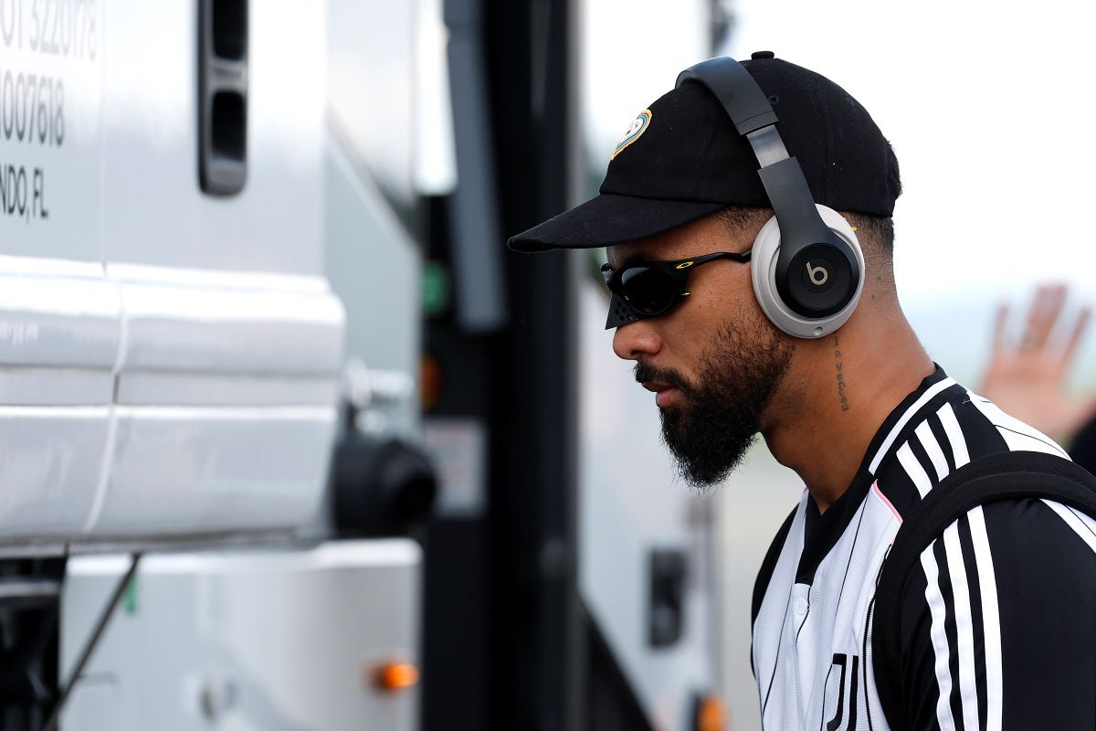 LEWISBURG, WEST VIRGINIA - JUNE 14: Douglas Luiz #26 of Juventus arrives at the airport prior to the official FIFA Club World Cup 2025 on June 14, 2025 in Lewisburg, West Virginia. (Photo by Michael Owens/Getty Images)