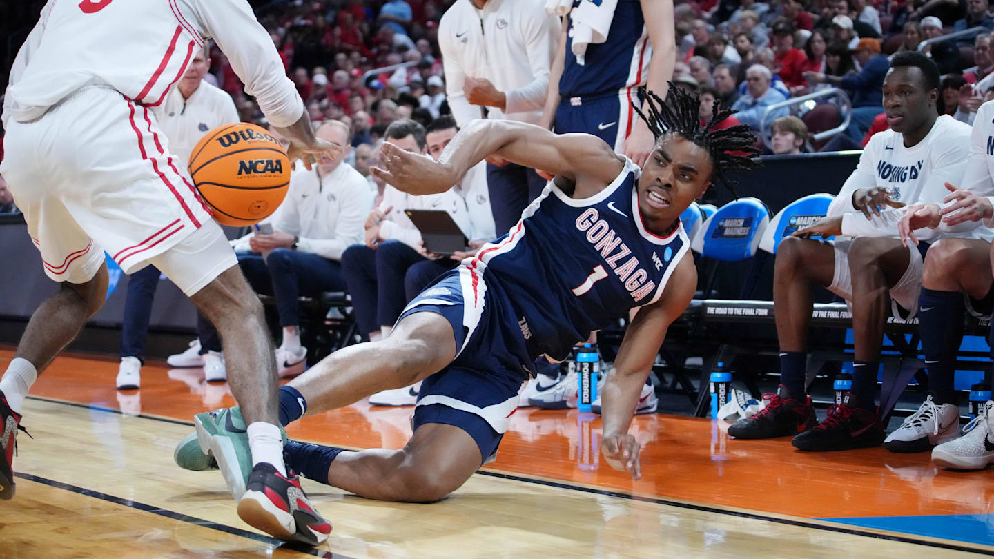 Mar 22, 2025; Wichita, KS, USA; Gonzaga Bulldogs guard Michael Ajayi (1) dives to keep the ball in play against Houston Cougars guard Mylik Wilson (8) during the first half at Intrust Bank Arena. Mandatory Credit: Kirby Lee-Imagn Images